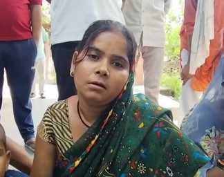 फोटो 15 एचएएमपी 10= जेल के सामने जाम लगाए मृतक बंदी के परिजन व ग्रामीण। संवाद