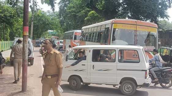 फोटो 15 एचएएमपी 10= जेल के सामने जाम लगाए मृतक बंदी के परिजन व ग्रामीण। संवाद