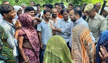 फोटो 15 एमएएचपी 04 परिचय-एसके महाविद्यालय के पास सड़क पर जाम लगाए महिला व पुरुष किसान। संवाद फोटो 15 एमएएचपी 04 परिचय-एसके महाविद्यालय के पास सड़क पर जाम लगाए महिला व पुरुष किसान। संवाद