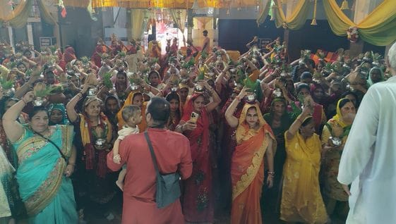 फोटो 37- सोनीपत के गुड़ मंडी स्थित अग्रवाल धर्मशाला में कलश यात्रा के दौरान शामिल महिलाएं व इस