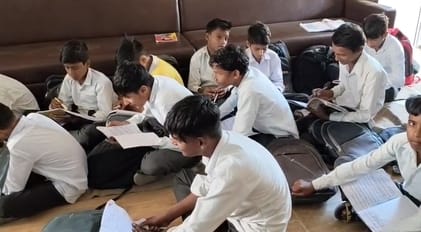 -फोटो 62 : रोहद गांव स्थित राजकीय वरिष्ठ माध्यमिक विद्यालय में भरा बारिश का पानी। संवाद