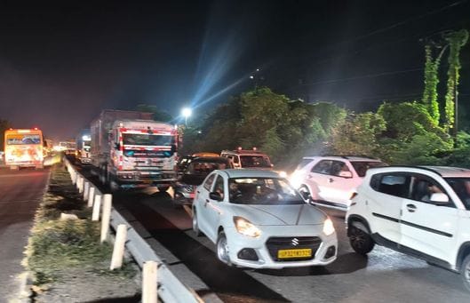 फोटो नंबर-29-हाईवे पर हुए हादसे के बाद लगी भीड़। संवाद फोटो नंबर-29-हाईवे पर हुए हादसे के बाद लगी भीड़। संवाद
