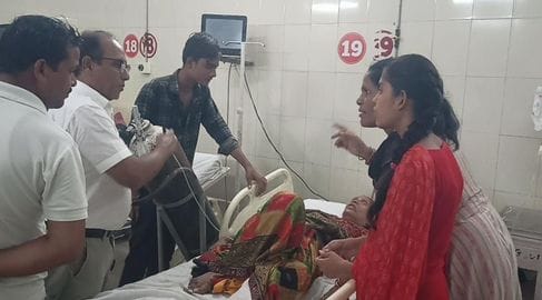 फोटो नंबर-29-हाईवे पर हुए हादसे के बाद लगी भीड़। संवाद फोटो नंबर-29-हाईवे पर हुए हादसे के बाद लगी भीड़। संवाद