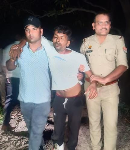 घटनास्थल पर जांच करती पुलिस, मुठभेड़ के बाद घायल बदमाश को ले जाते पुलिसकर्मी व मौके पर पड़ा तमं घटनास्थल पर जांच करती पुलिस, मुठभेड़ के बाद घायल बदमाश को ले जाते पुलिसकर्मी व मौके पर पड़ा तमं