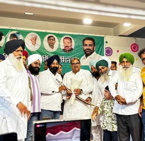 इनेलो सुप्रीमो अभय सिंह चोटाला का स्वागत करते स्थानीय नेता। प्रवक्ता इनेलो सुप्रीमो अभय सिंह चोटाला का स्वागत करते स्थानीय नेता। प्रवक्ता