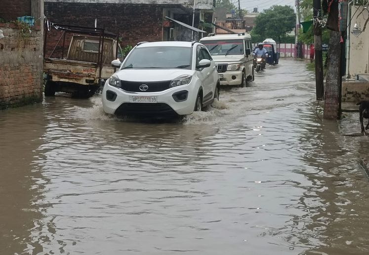 ककरहवा लुंबिनी मार्ग  के महुआरी गांव के पास सड़क पर पानी चढ़ जाने के कारण आवागमन बाधित हो गया। 
