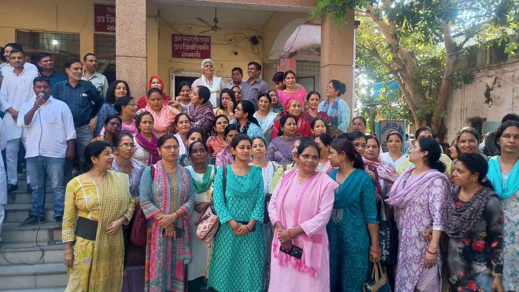 कलक्ट्रेट में नायब तहसीलदार को ज्ञापन देते शिक्षक । शिक्षक