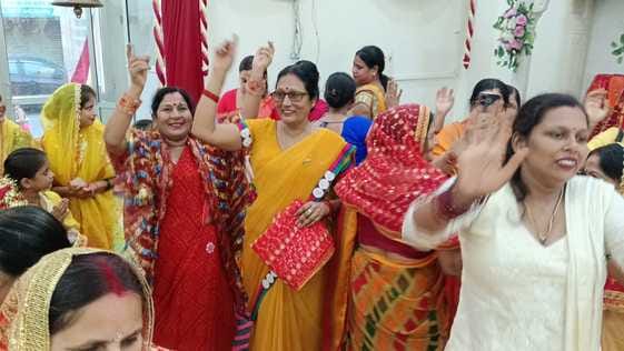 कटरा क्षेत्र के ग्राम खिरिया सकटू में आयोजित दुर्गा जागरण में मौजूद श्रद्धालु। संवाद कटरा क्षेत्र के ग्राम खिरिया सकटू में आयोजित दुर्गा जागरण में मौजूद श्रद्धालु। संवाद