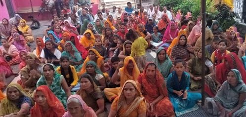 कटरा क्षेत्र के ग्राम खिरिया सकटू में आयोजित दुर्गा जागरण में मौजूद श्रद्धालु। संवाद कटरा क्षेत्र के ग्राम खिरिया सकटू में आयोजित दुर्गा जागरण में मौजूद श्रद्धालु। संवाद