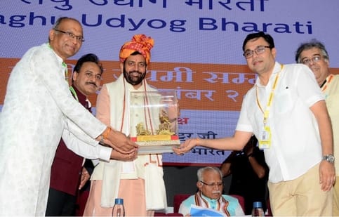 केंद्रीय मंत्री मनोहर लाल से बात करते लघु उद्योग भारती के प्रदेशाध्यक्ष शुभ आदेश मित्तल। संवाद केंद्रीय मंत्री मनोहर लाल से बात करते लघु उद्योग भारती के प्रदेशाध्यक्ष शुभ आदेश मित्तल। संवाद