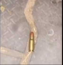 लाडवा। गोली लगने से कुर्सी में बना छेद। संवाद