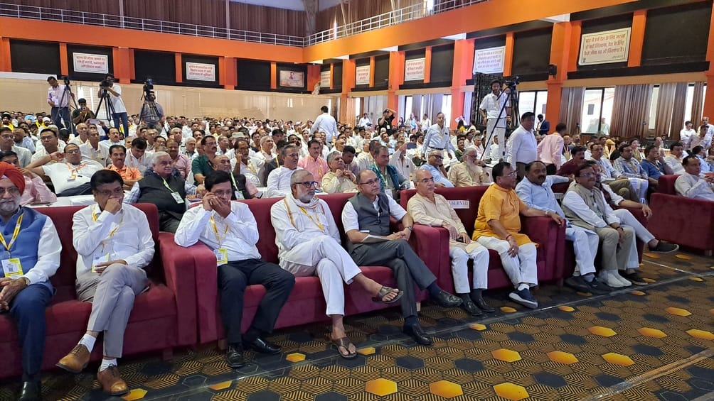 लघु उद्योग भारती के राष्ट्रीय अ धिवेशन में मंच मुख्यमंत्री नायब सिंह  सैनी, केंद्रीय मंत्री मन