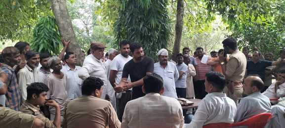 लावड़- भगवानपुर गांव में चकबंदी के लेखपाल से चकबंदी को लेकर विरोध जताता ग्रामीण। स्रोत : संवाद लावड़- भगवानपुर गांव में चकबंदी के लेखपाल से चकबंदी को लेकर विरोध जताता ग्रामीण। स्रोत : संवाद