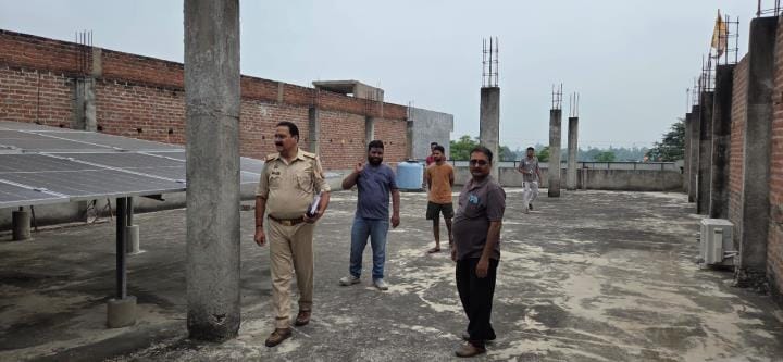 मोहान रोड स्थित शोरूम में हुई घटना की पड़ताल करती पुलिस। मोहान रोड स्थित शोरूम में हुई घटना की पड़ताल करती पुलिस।