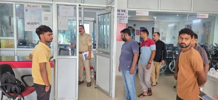 मोहान रोड स्थित शोरूम में हुई घटना की पड़ताल करती पुलिस। मोहान रोड स्थित शोरूम में हुई घटना की पड़ताल करती पुलिस।