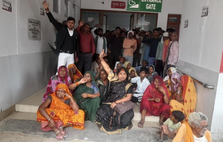 मोहनलालगंज में प्रदर्शन करतीं महिलाएं।