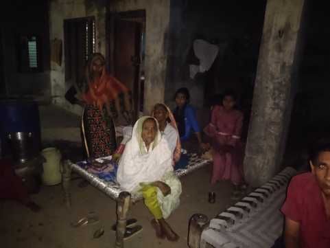 मृतक देशपाल के घर गमगीन बैठे परिजन। संवाद