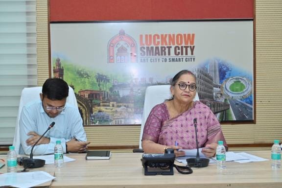 नगर निगम की बैठक के दौरान महापौौर सुषमा खर्कवाल व नगर आयुक्त। नगर निगम की बैठक के दौरान महापौौर सुषमा खर्कवाल व नगर आयुक्त।