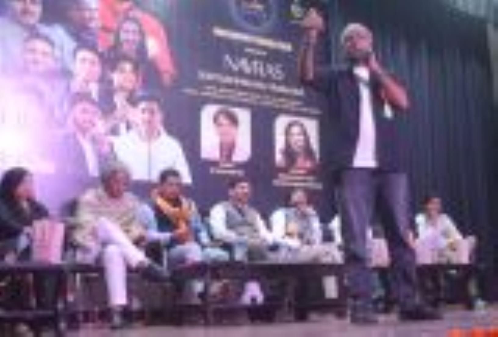 नव आरंभ फाउंडेशन की ओर से उर्दू अकादमी के प्रेक्षागृह में सोमवार शाम कवि सम्मेलन और मुशायरे का 
