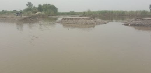 न्यू ककरा सिटी स्थित नगर निगम कार्यालय के पास बाढ़ से क्षतिग्रस्त हुई सड़क। संवाद