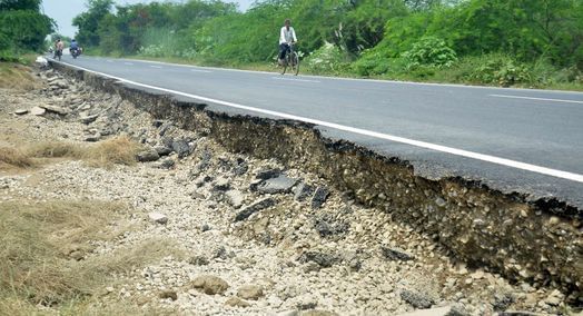 न्यू ककरा सिटी स्थित नगर निगम कार्यालय के पास बाढ़ से क्षतिग्रस्त हुई सड़क। संवाद