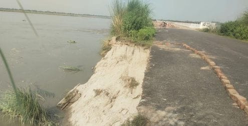 पहुंच मार्ग कटने से उन्नाव की तरफ हवा में गंगा नदी का पुल। संवाद पहुंच मार्ग कटने से उन्नाव की तरफ हवा में गंगा नदी का पुल। संवाद
