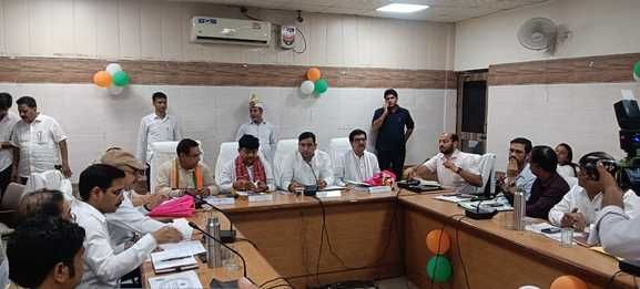 पुरकाजी क्षेत्र में बाढ़ प्रभावित क्षेत्र में किसानों से बातचीत करते प्रभारी मंत्री सोमेंद्र तो