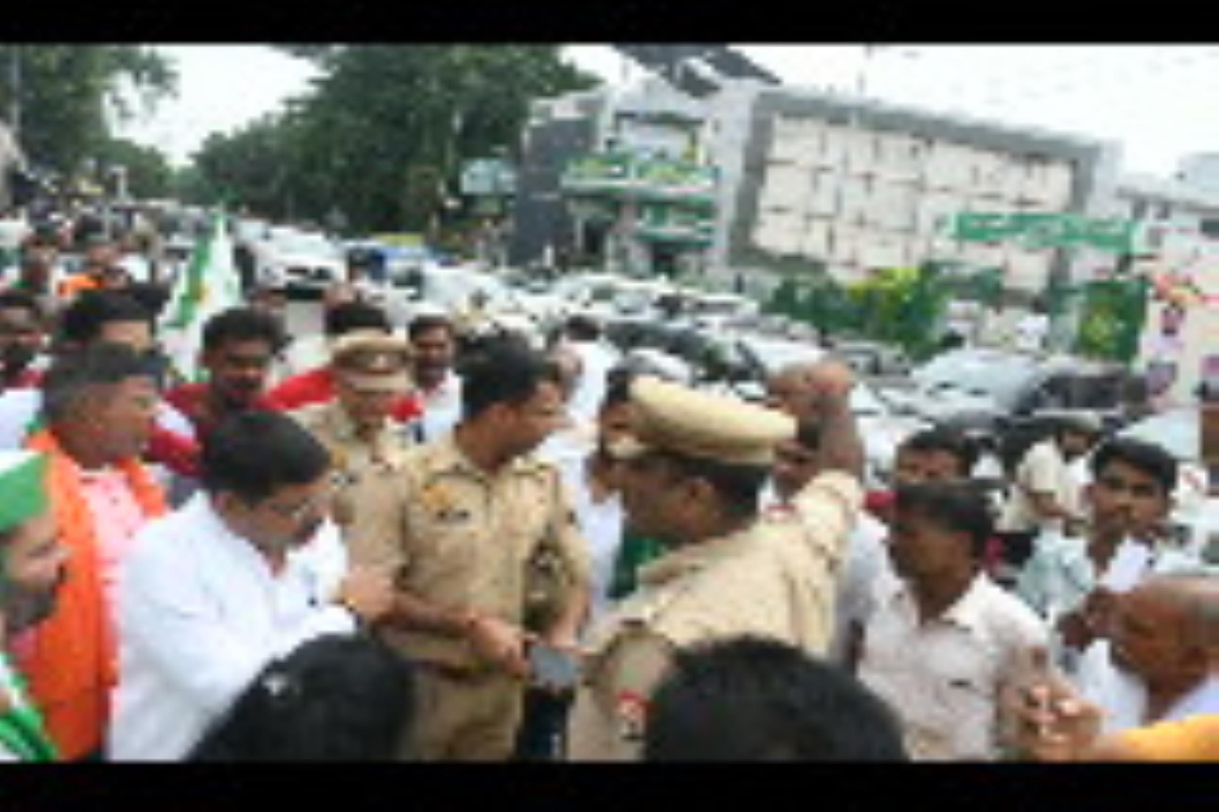 प्रदर्शन करते किसान।
