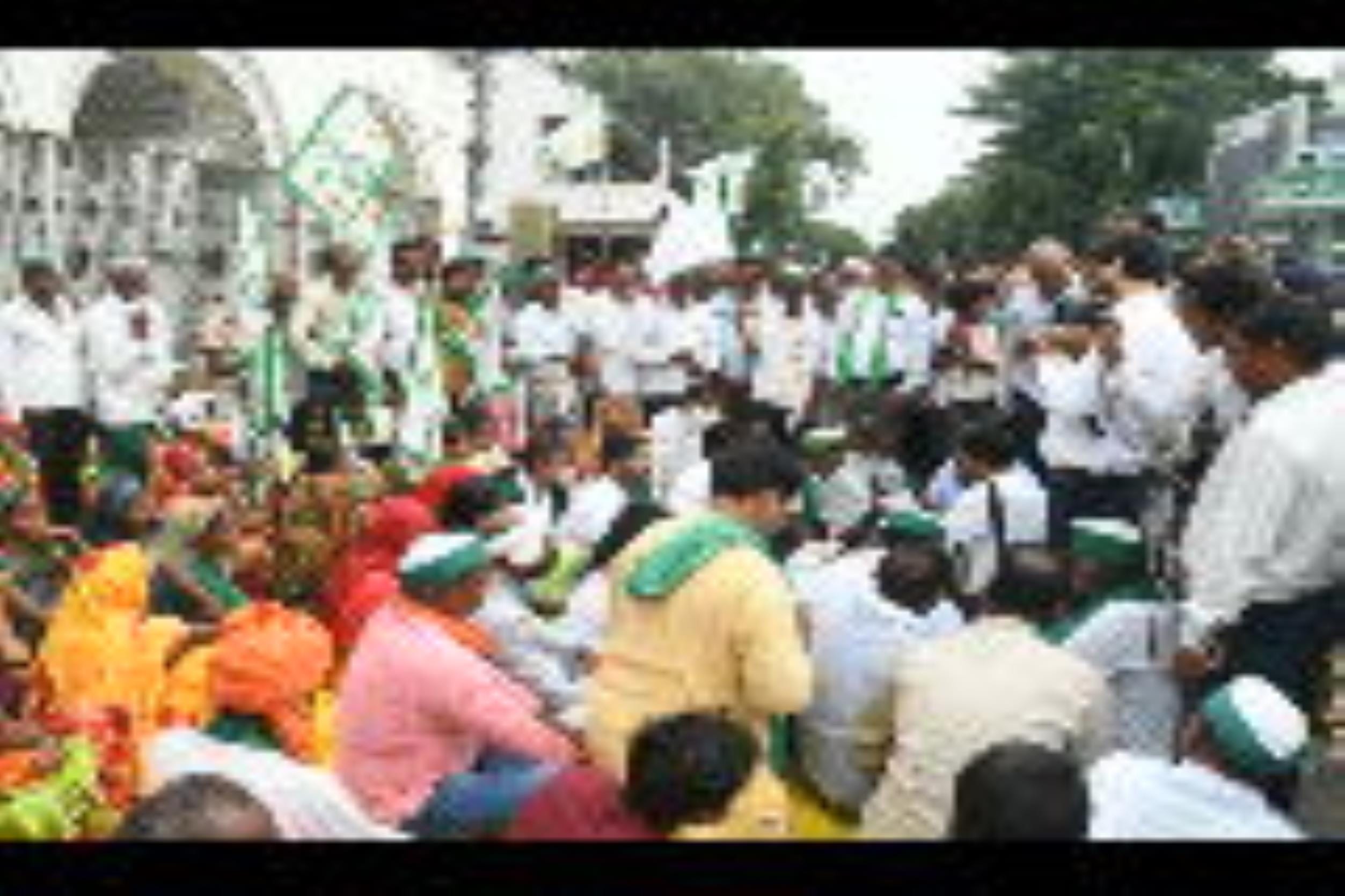 प्रदर्शन करते किसान।