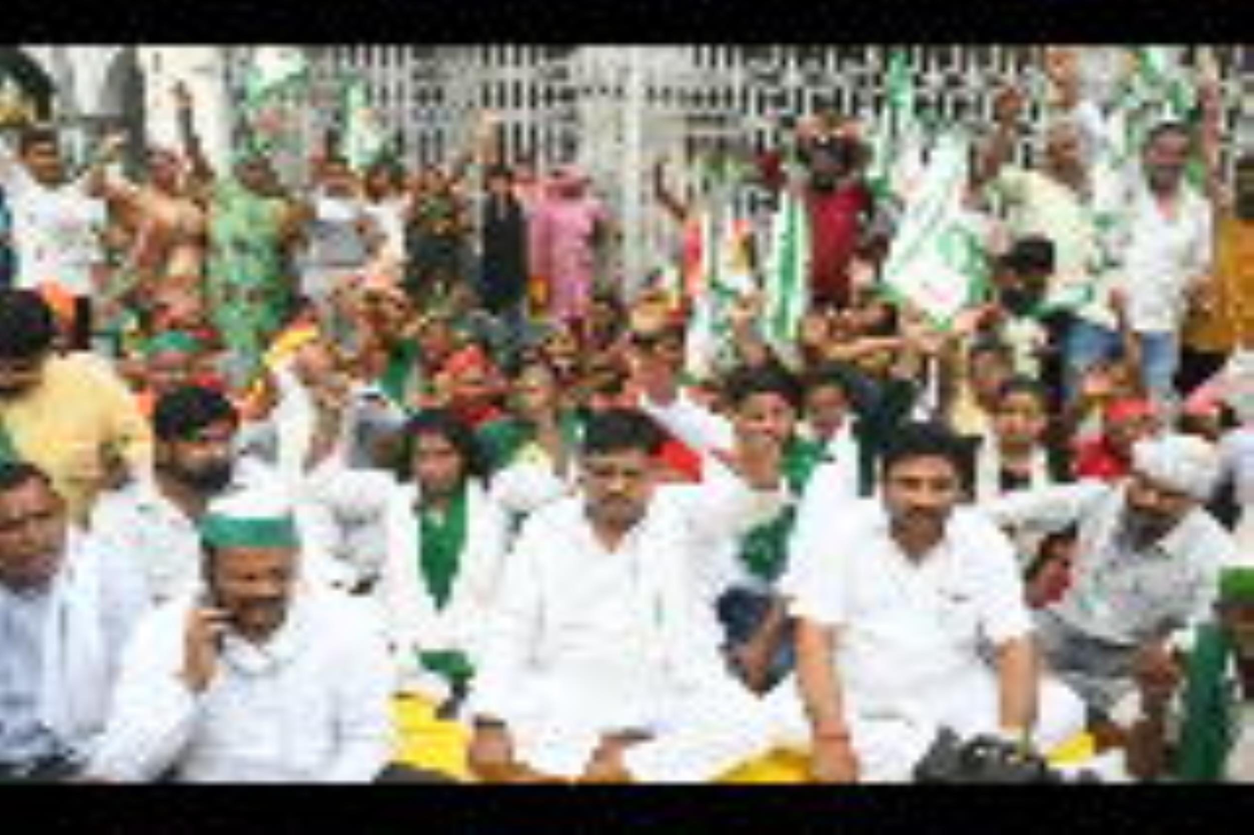 प्रदर्शन करते किसान।