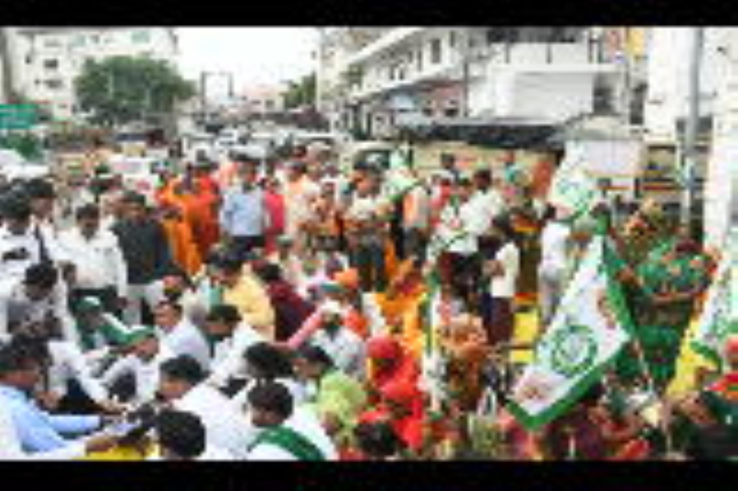 प्रदर्शन करते किसान।