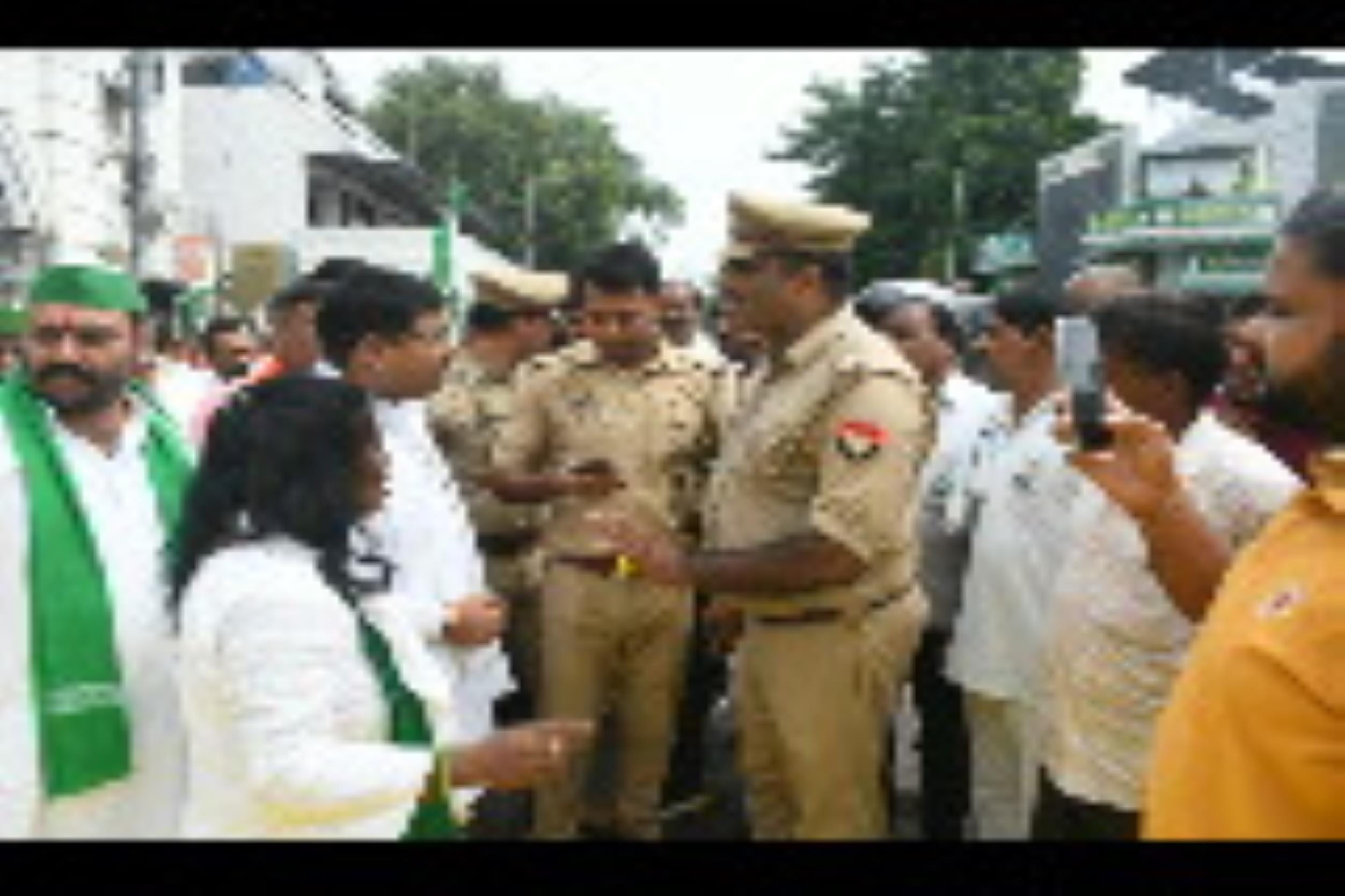 प्रदर्शन करते किसान।