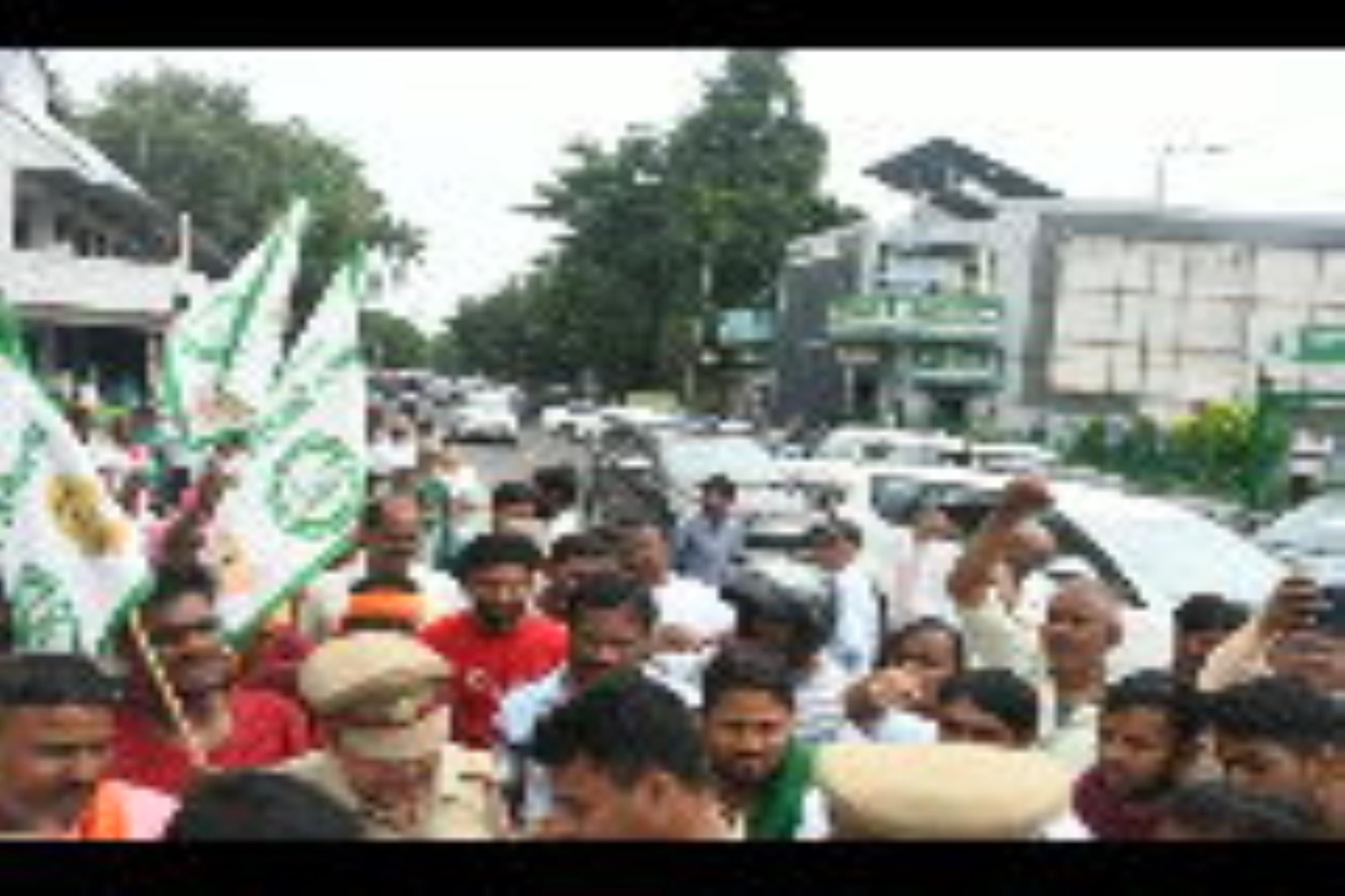 प्रदर्शन करते किसान।
