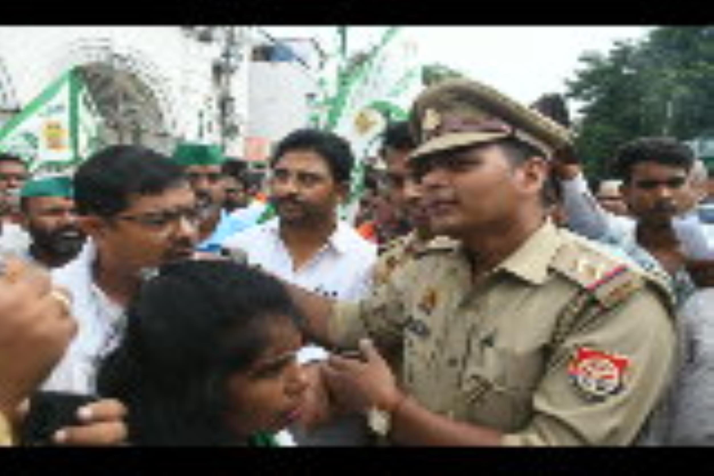 प्रदर्शन करते किसान।