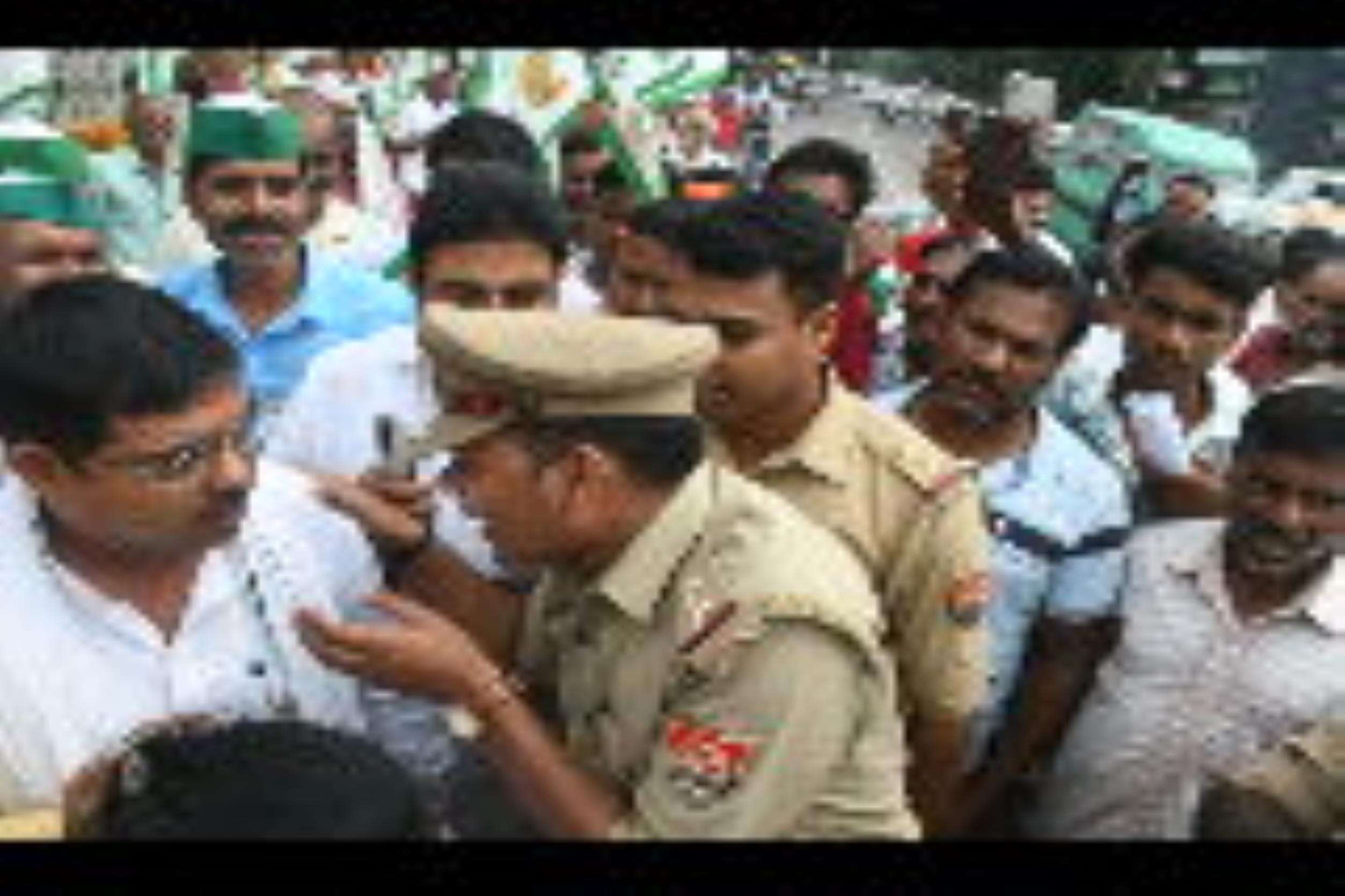 प्रदर्शन करते किसान।