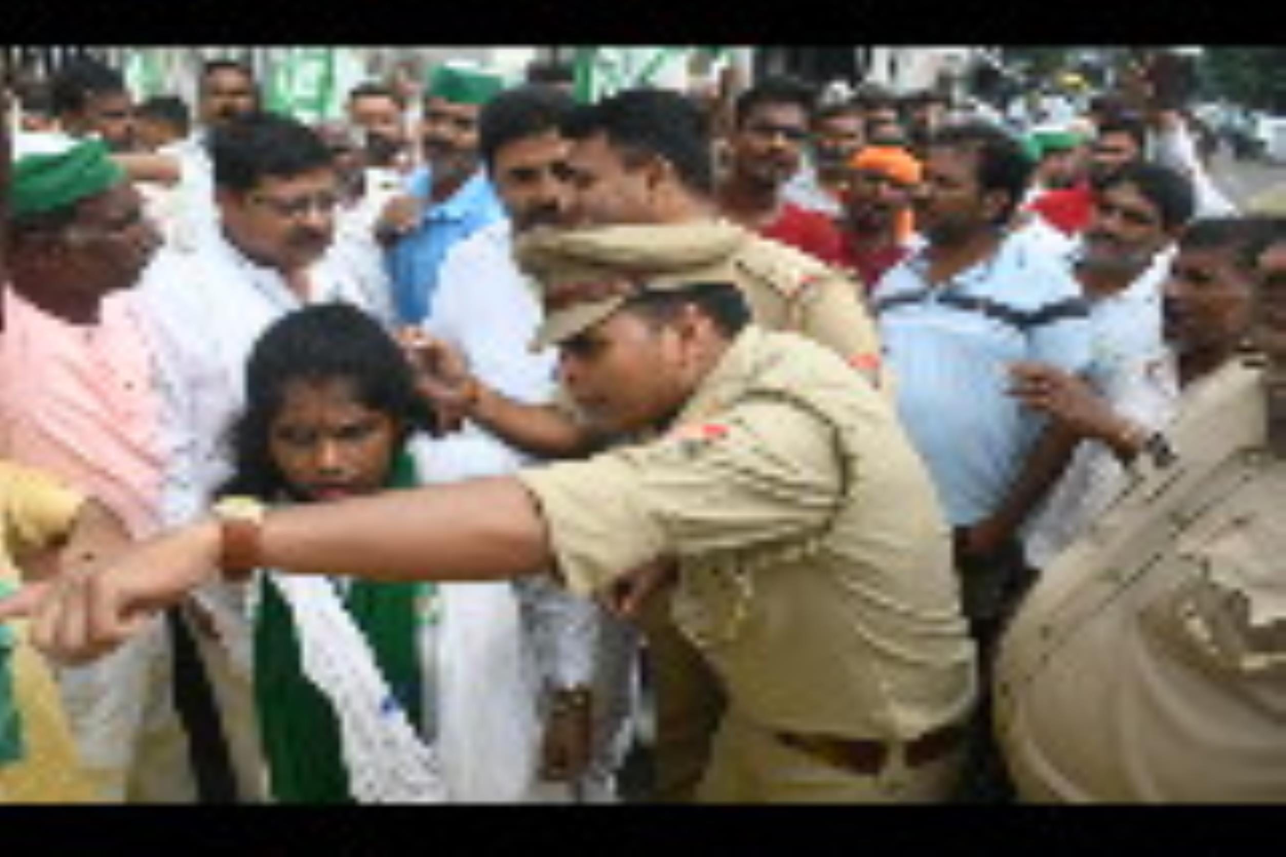 प्रदर्शन करते किसान।