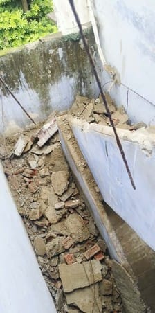 पुवायां सीएचसी की आवासीय कॉलोनी में ढहा जीने का लिंटर। संवाद