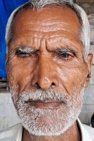 राजकीय मेडिकल कॉलेज में पर्चे बनवाने को जुटे मरीज। संवाद राजकीय मेडिकल कॉलेज में पर्चे बनवाने को जुटे मरीज। संवाद