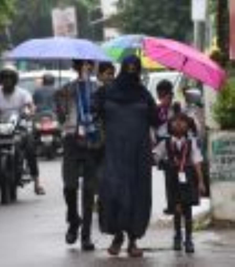 राजधानी में सोमवार सुबह कई इलाकों में बारिश हुई। इससे लोगों को गर्मी से राहत मिली।