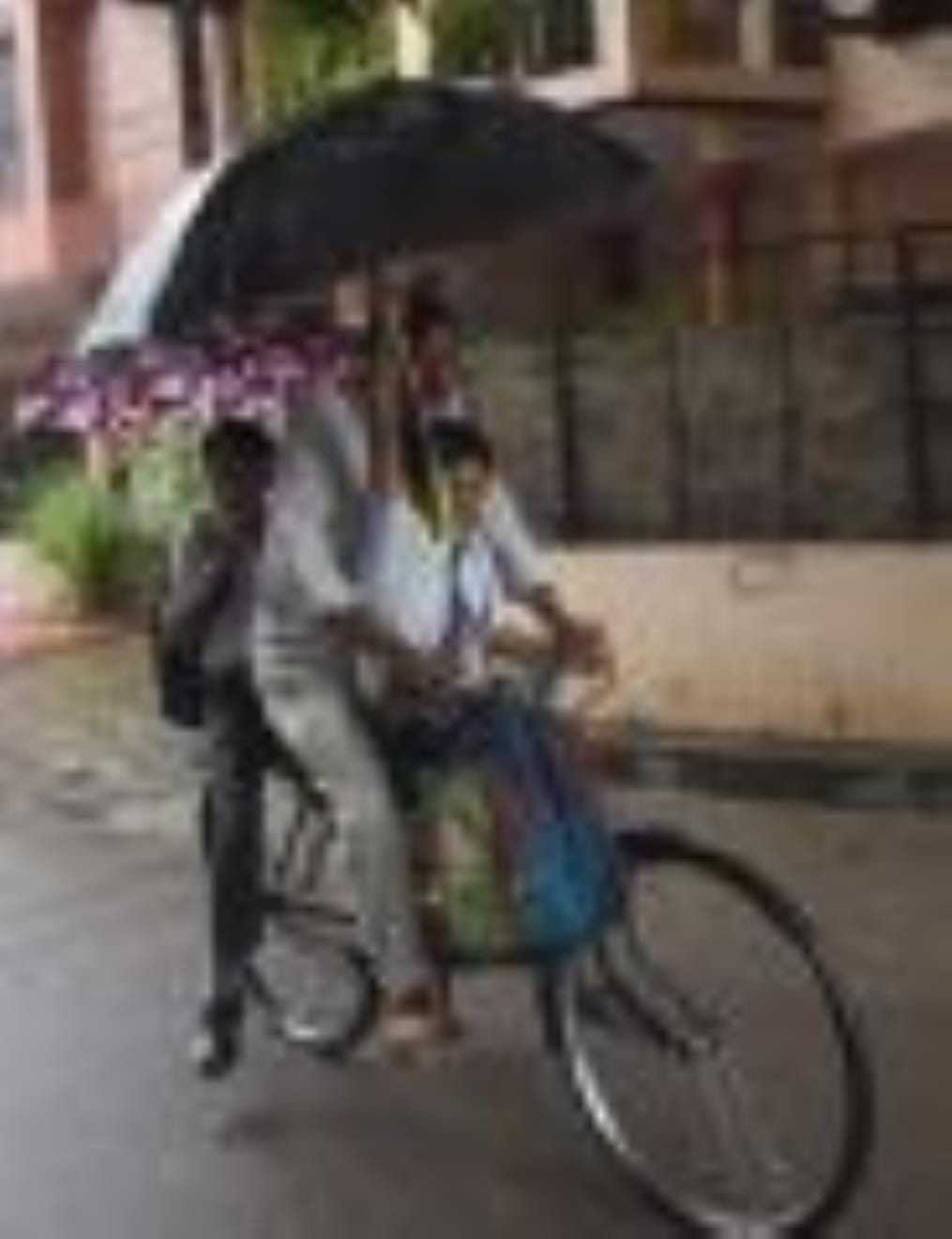 राजधानी में सोमवार सुबह कई इलाकों में बारिश हुई। इससे लोगों को गर्मी से राहत मिली।