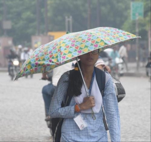 राजधानी में सोमवार सुबह कई इलाकों में बारिश हुई। इससे लोगों को गर्मी से राहत मिली।