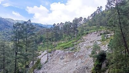 रामपुर के ऊंचाई वाले क्षेत्रों में सडक़ें बाधित होने से पैदल रास्तों से निकाली जा रही सेब की पेट रामपुर के ऊंचाई वाले क्षेत्रों में सडक़ें बाधित होने से पैदल रास्तों से निकाली जा रही सेब की पेट