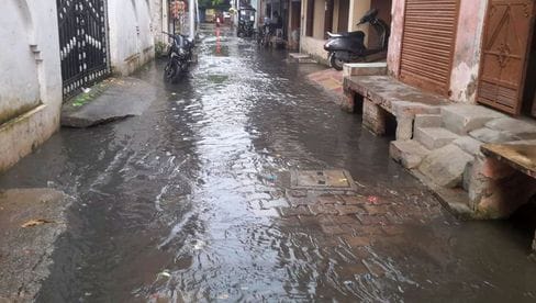 सोमवार को शहर में हुई तेज बारिश में भीगते जाते बच्चे। संवाद सोमवार को शहर में हुई तेज बारिश में भीगते जाते बच्चे। संवाद