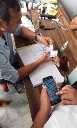 सिटी के सिंघावाला चौक पर एमटीपी किट देते पकड़ा गया झोलाछाप डॉक्टर मंजीत को ले जाती हुई पुलिस: स सिटी के सिंघावाला चौक पर एमटीपी किट देते पकड़ा गया झोलाछाप डॉक्टर मंजीत को ले जाती हुई पुलिस: स