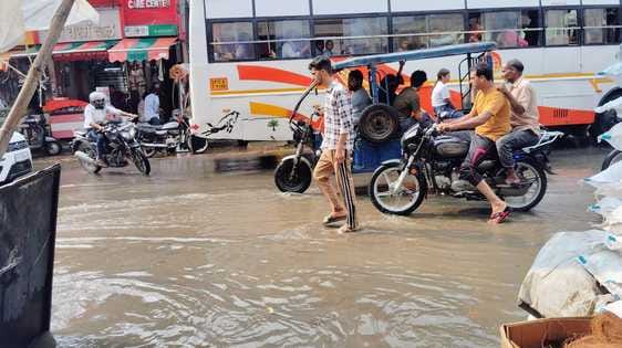शाम के समय हुई बारिश से मुख्य मार्ग पर थाने के पास गुजरते वाहन। (मवाना) शाम के समय हुई बारिश से मुख्य मार्ग पर थाने के पास गुजरते वाहन। (मवाना)