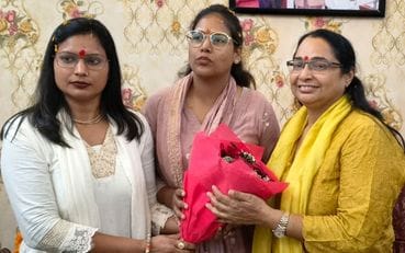 तिलहर स्थित निजी अस्पताल में सपा महिला सभा की राष्ट्रीय अध्यक्ष जूही सिंह व राष्ट्रीय उपाध्यक् तिलहर स्थित निजी अस्पताल में सपा महिला सभा की राष्ट्रीय अध्यक्ष जूही सिंह व राष्ट्रीय उपाध्यक्