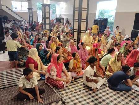 दौराला- कस्बे की जेपी कॉलोनी में चल रही कथा में कथा वाचक योगेश्वर विजय सुंदरियाल को सम्मानित कर दौराला- कस्बे की जेपी कॉलोनी में चल रही कथा में कथा वाचक योगेश्वर विजय सुंदरियाल को सम्मानित कर