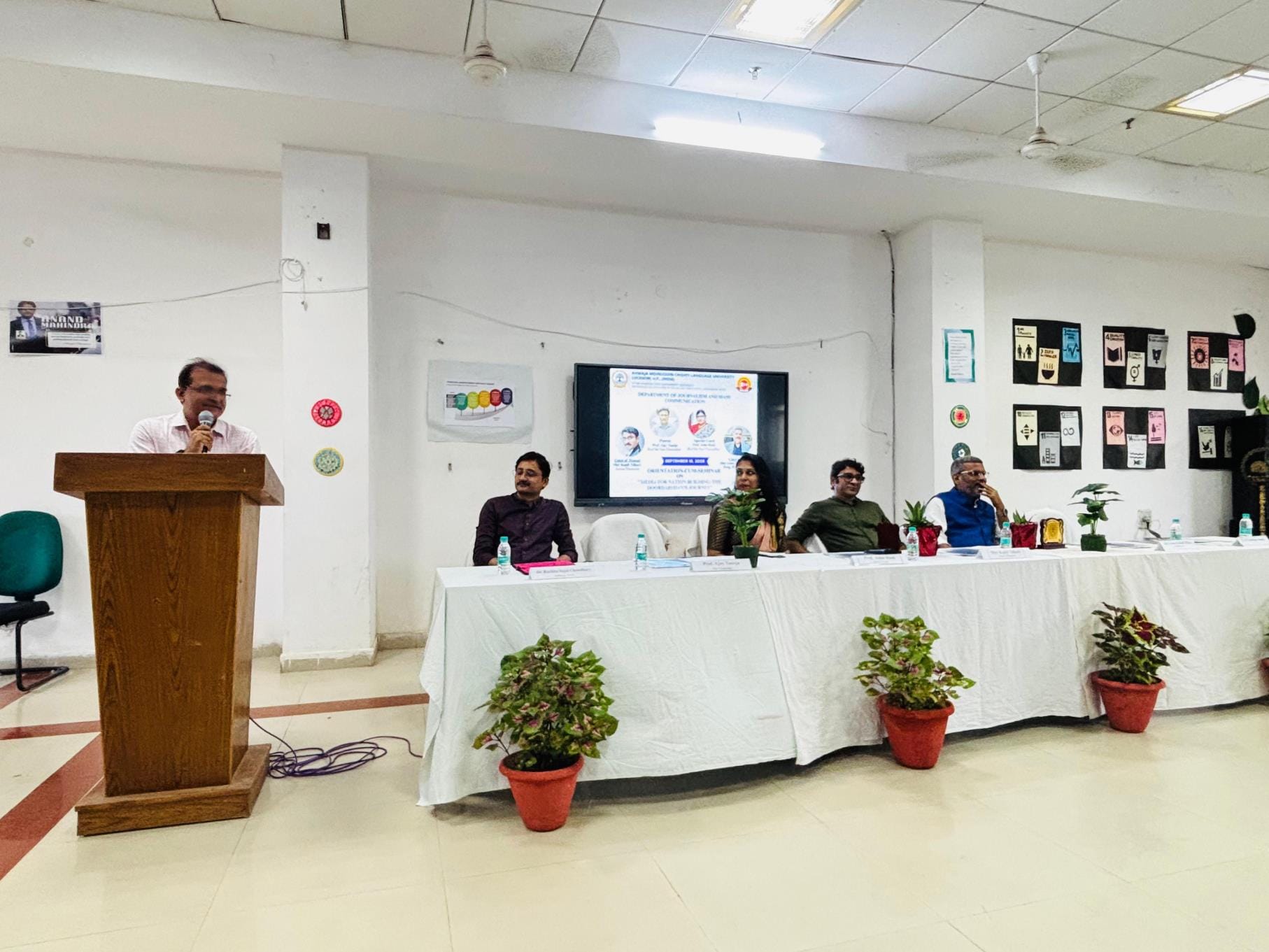 दूरदर्शन दिवस के मौके पर सोमवार को ख्वाजा मुईनुद्दीन चिश्ती भाषा विश्वविद्यालय के पत्रकारिता व दूरदर्शन दिवस के मौके पर सोमवार को ख्वाजा मुईनुद्दीन चिश्ती भाषा विश्वविद्यालय के पत्रकारिता व