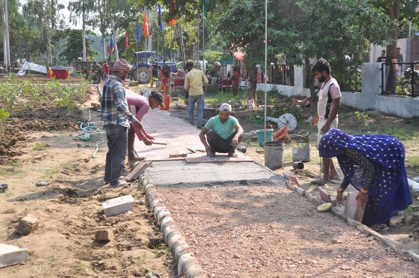 09ए : सेक्टर-2 स्थित नमो वन में पौधरोपण करते निगम कर्मचारी। संवाद 09ए : सेक्टर-2 स्थित नमो वन में पौधरोपण करते निगम कर्मचारी। संवाद