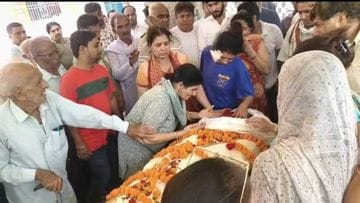 16जेएनडी25-अंतिम संस्कार के दौरान बिलखती मृतक सुनील की मां। संवाद
